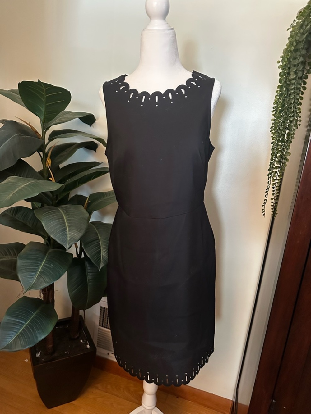 Ann Taylor LOFT  Black Sleeveless Scalloped Sheath Dress, 8 Petite